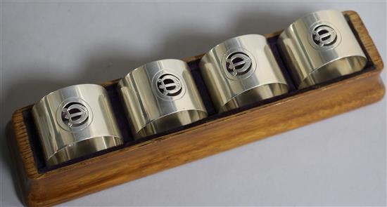 A set of four George V silver napkin rings in fitted wooden box, Wakely & Wheeler, London, 1927, 4.1oz